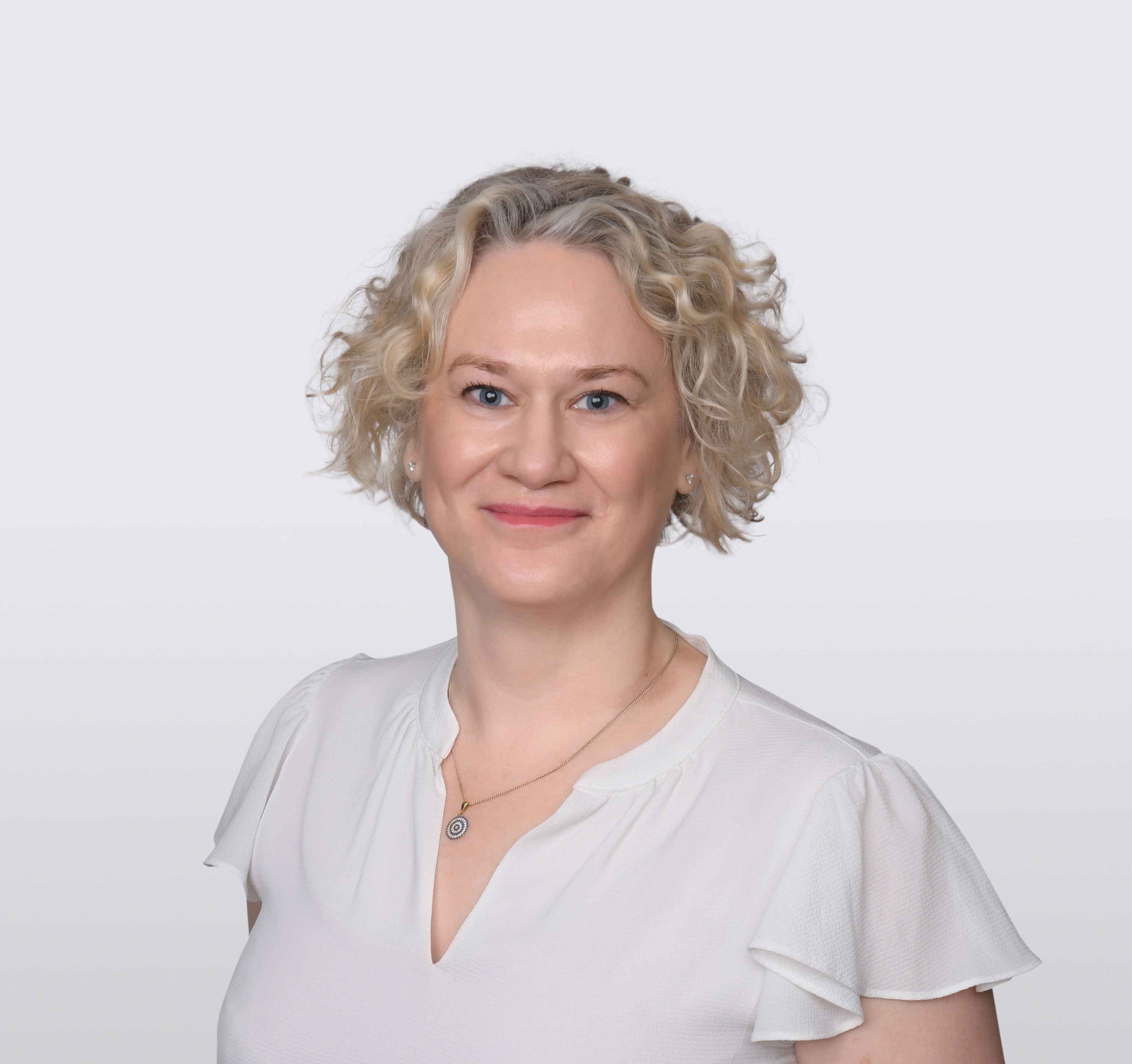 Portrait photo of Bec Holmes